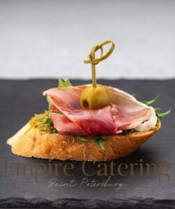 Брускетта с пармской ветчиной и оливками (40 гр)