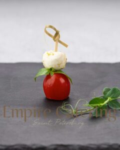 Мини моцарелла с томатом черри и соусом песто (20 гр)