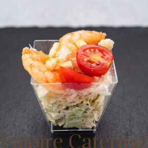 Салат "Цезарь" с креветками, томатами черри и сыром пармезан