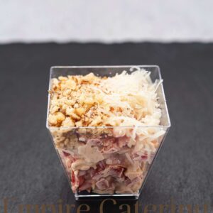 Салат с куриной грудкой, болгарским перцем, грецким орехом и пармезаном