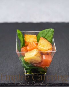 Салат с лососем, печеным картофелем и шпинатом