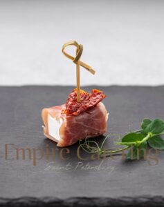 Сыр бри с пармской ветчиной и вяленым томатом (20 гр)
