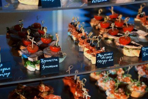 фуршет в автосалоне на 100 персон, кейтеринг